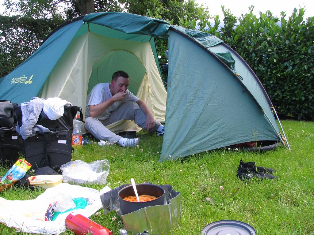 Zelt auf einem holländischen Campingplatz | Die Weltenbummler