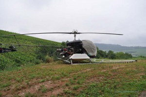 Geparkter Hubschrauber im Weinberg