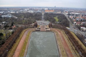 Blick auf Leipzig und den gefrorenen See
