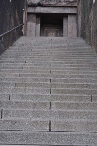 Treppe zum Denkmal hinauf