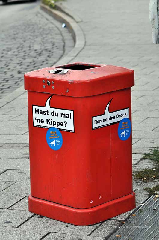 Rote Mülltonne in Hamburg - Die Weltenbummler