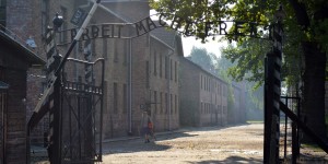 Zynischer Spruch in Auschwitz