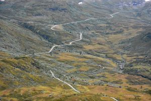 Straße im norwegischen Fjell