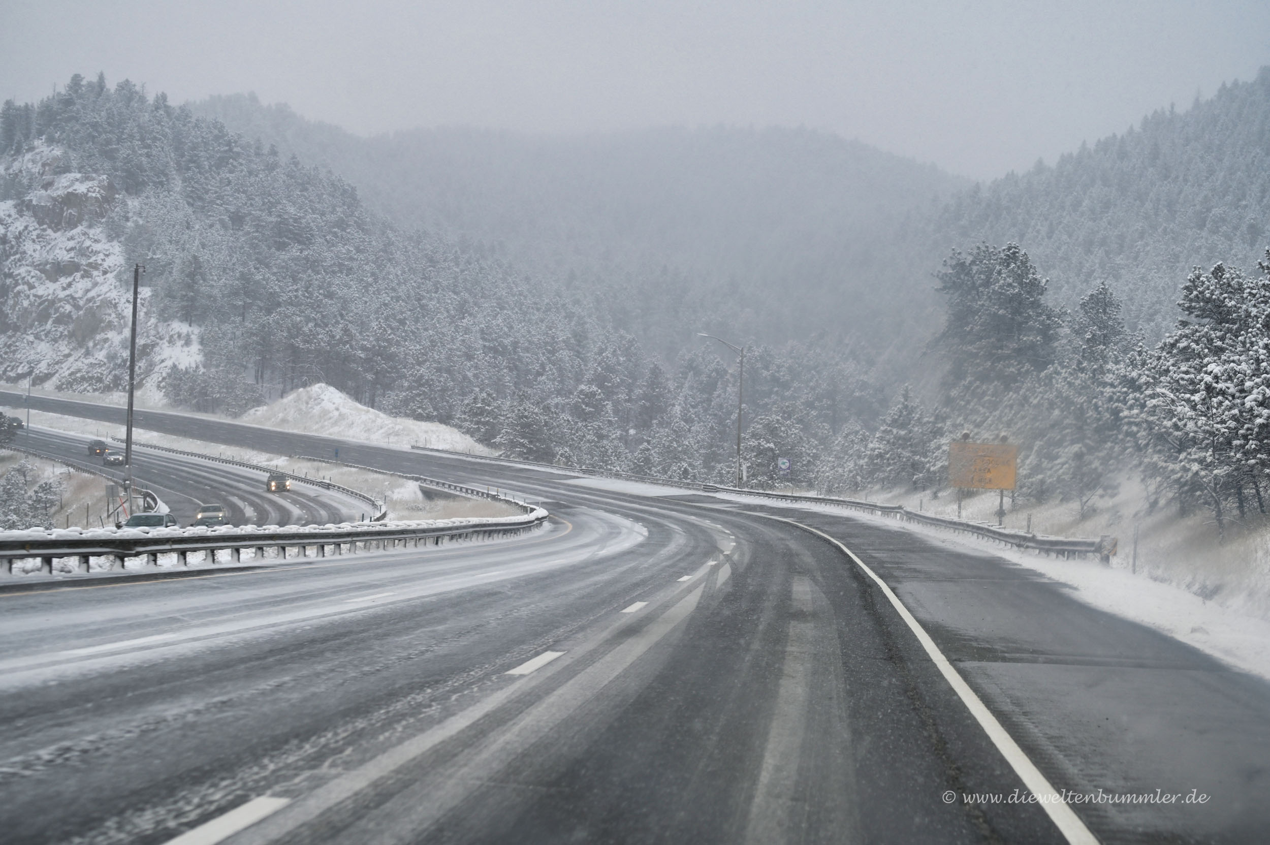 Schneefall auf dem Highway
