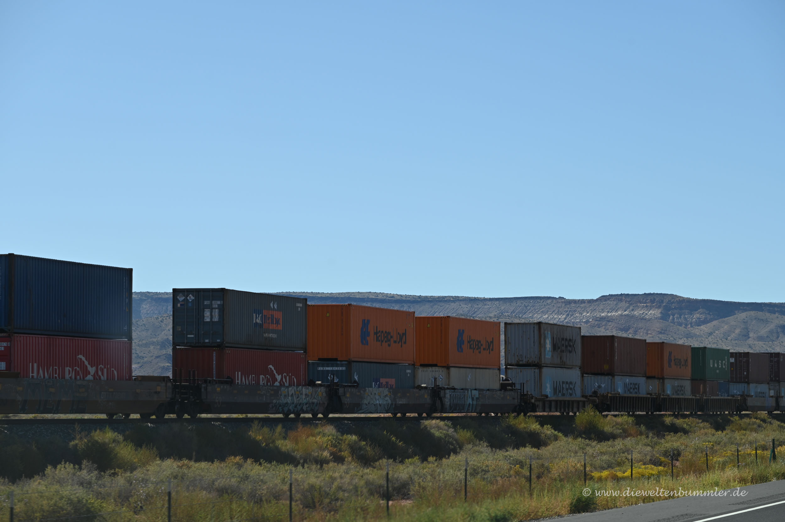 Zug mit doppelten Containern